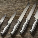 Un mondo di cretini: «Vietate i coltelli da cucina»